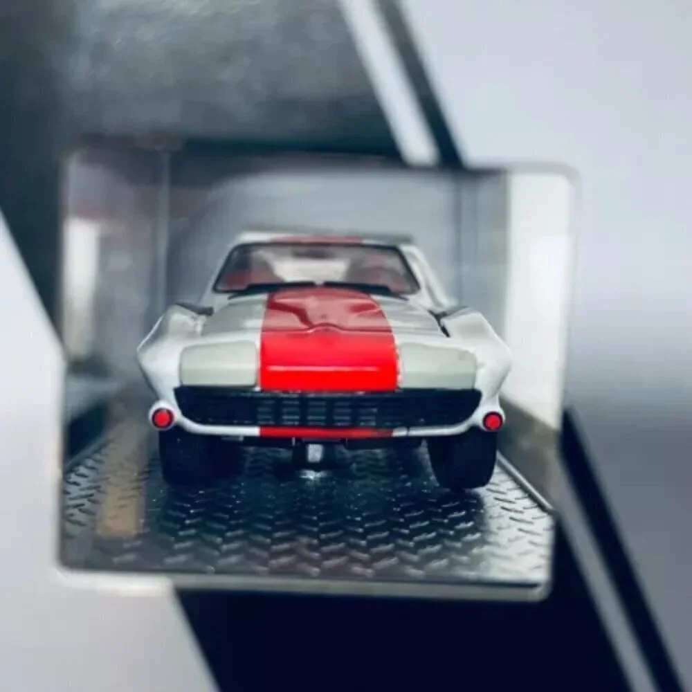 M2 Machines 1966 Chevrolet Corvette 427 R65 Wilwood Disc Brakes Themed 1:64‎ Car